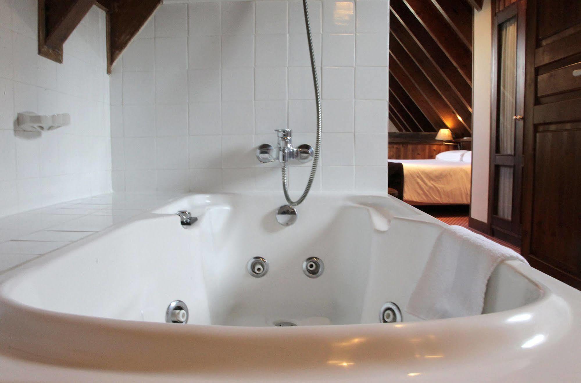 Hotel Chalet Bassibe Baqueira Beret Eksteriør bilde